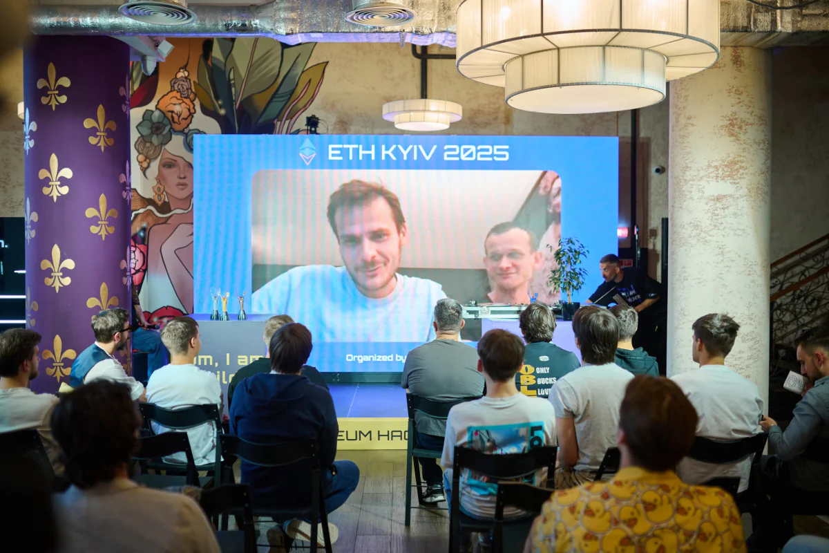 Віталік Бутерін, співзасновник Ethereum (справа), і Ростислав Бортман, засновник Ethereum Ukraine і ETHKyiv, виступають на ETHKyiv 2025